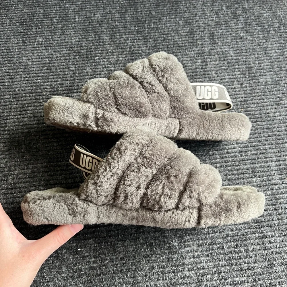 UGG Fluff Yeah Slide Kid Size 6 Charcoal Grey Sheepskin Elastic Slingback Sandal